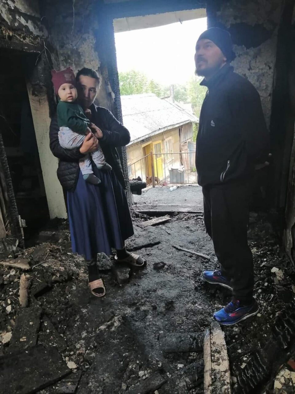 O familie din Climăuți, cu patru copii, a rămas fără casă, în prag de iarnă, după un puternic incendiu