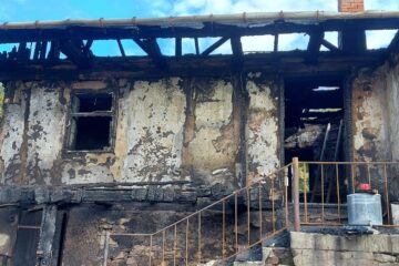 O familie din Climăuți, cu patru copii, a rămas fără casă, în prag de iarnă, după un puternic incendiu