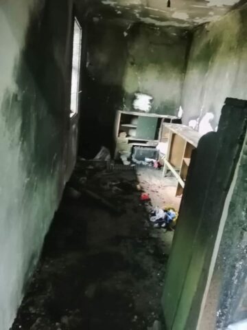 O familie din Climăuți, cu patru copii, a rămas fără casă, în prag de iarnă, după un puternic incendiu