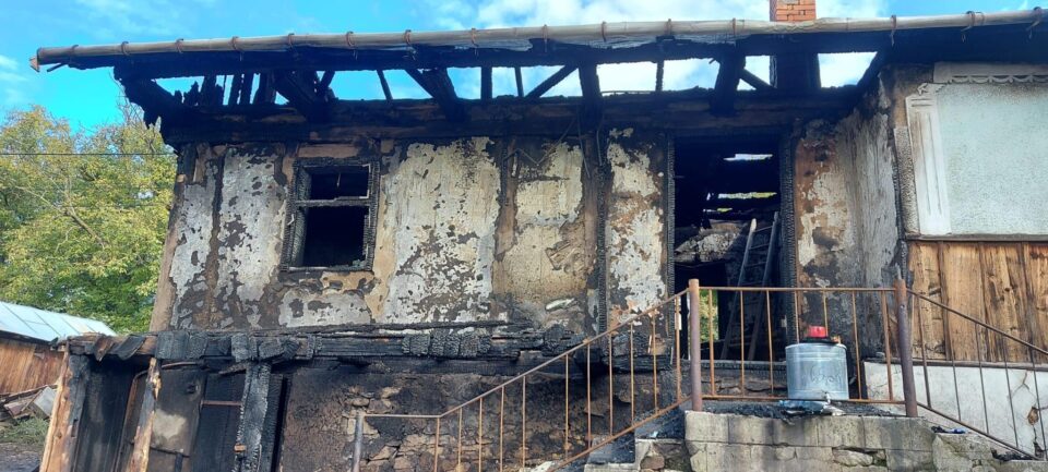 O familie din Climăuți, cu patru copii, a rămas fără casă, în prag de iarnă, după un puternic incendiu