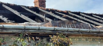 O familie din Climăuți, cu patru copii, a rămas fără casă, în prag de iarnă, după un puternic incendiu