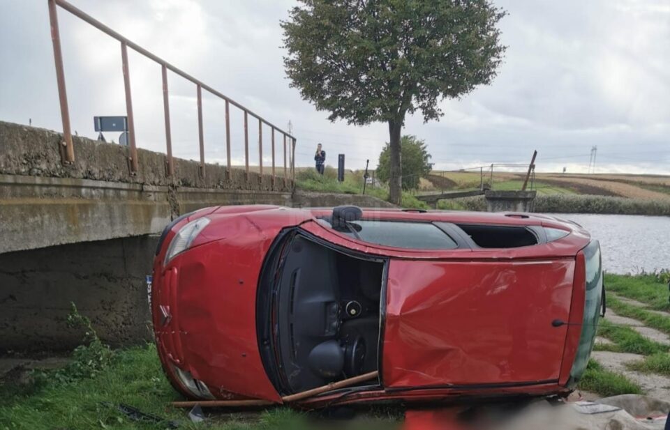 Pompierii militari ajunși la fața locului au constatat că mașina este răsturnată la o diferență de nivel de aproximativ 2,5 metri față de carosabil