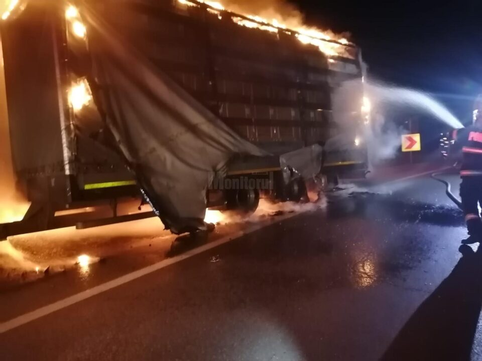 Incendiu puternic în trafic la un camion încărcat cu plite și cuptoare