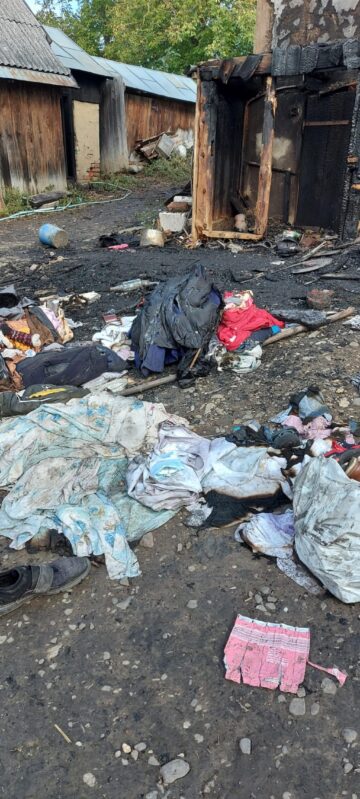 O familie din Climăuți, cu patru copii, a rămas fără casă, în prag de iarnă, după un puternic incendiu