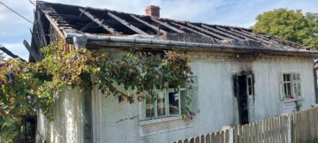 O familie din Climăuți, cu patru copii, a rămas fără casă, în prag de iarnă, după un puternic incendiu
