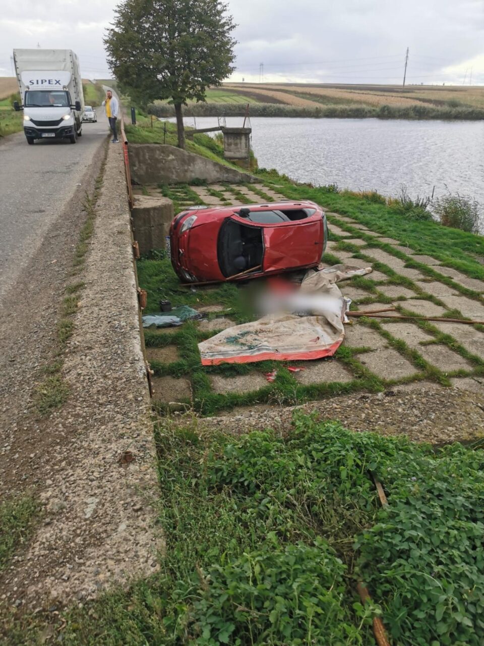 Femeia a fost proiectată din mașină în momentul răsturnării autoturismului, fiind găsită de echipajele medicale cu leziuni incompatibile cu viața