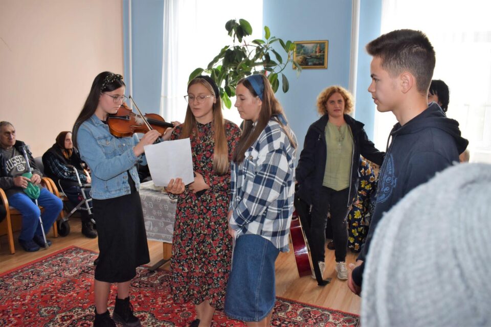 Bătrânii s-au bucurat de un frumos program artistic