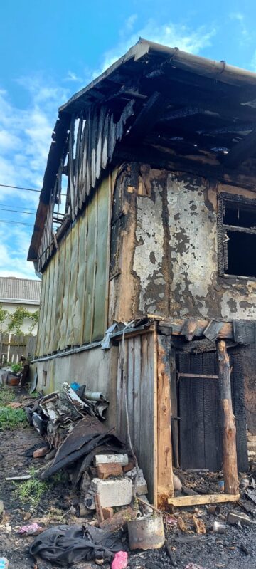 O familie din Climăuți, cu patru copii, a rămas fără casă, în prag de iarnă, după un puternic incendiu