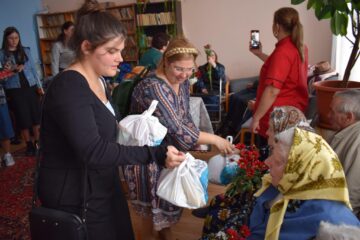 Daruri oferite vârstnicilor de către organizatorii acțiunii