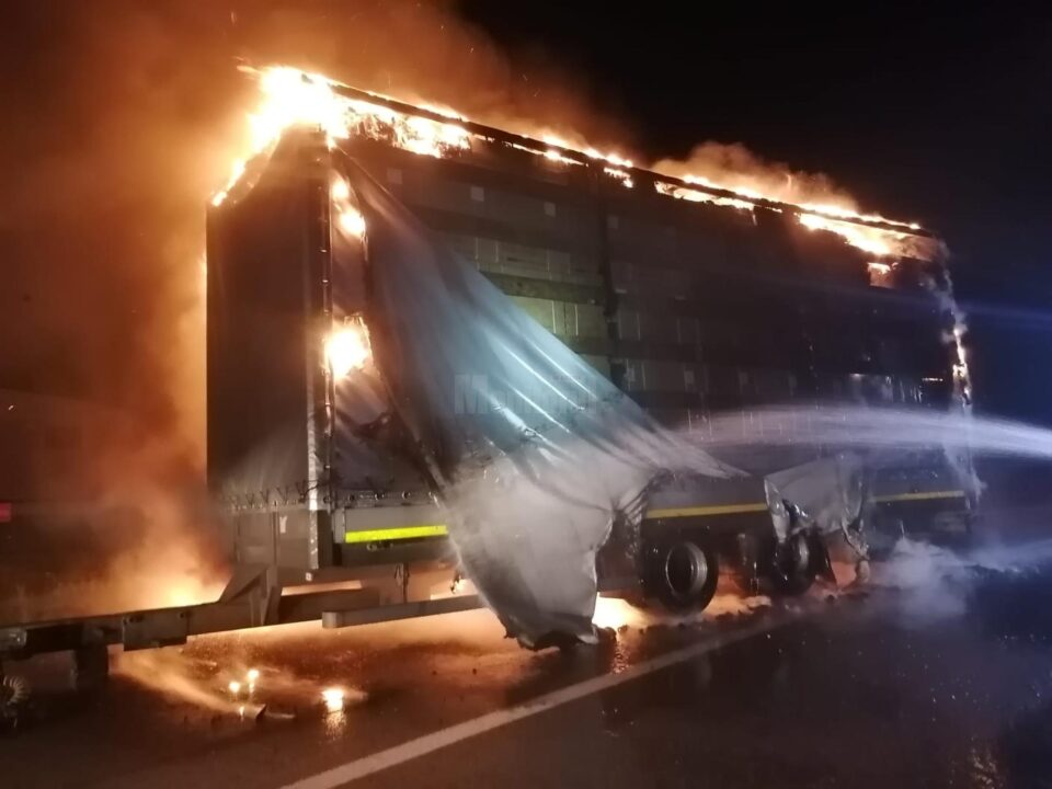 Incendiu puternic în trafic la un camion încărcat cu plite și cuptoare