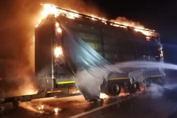 Incendiu puternic în trafic la un camion încărcat cu plite și cuptoare