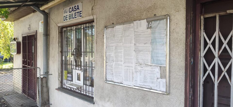 Casa de bilete închisă din Gara Ițcani