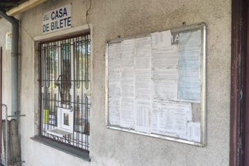 Casa de bilete închisă din Gara Ițcani