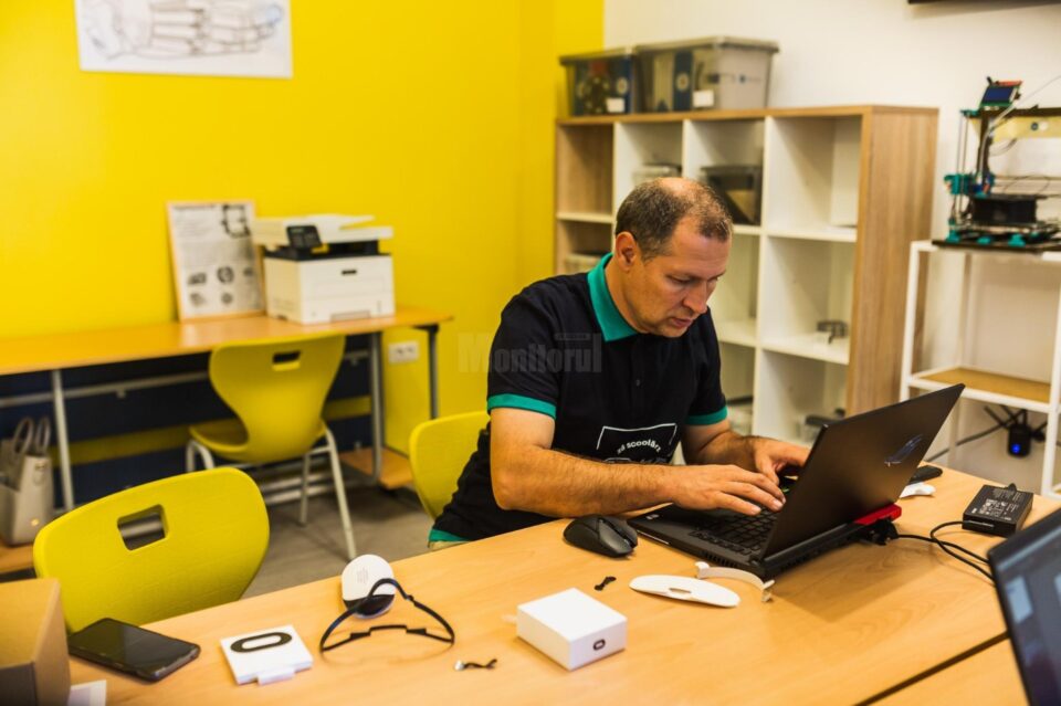 Elevii pasionați de inteligența artificială au, la Fălticeni, un Laborator de robotică