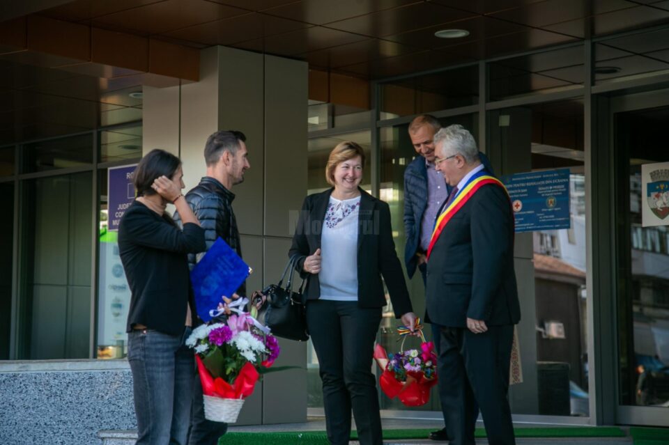 Campionii mondiali la canotaj, Marius și Ionela Cozmiuc, alături de părinții lui și primarul Ion Lungu, la sediul municipalității