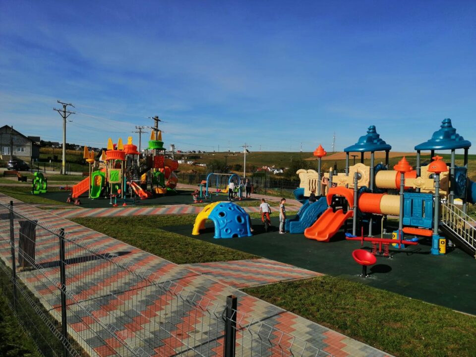 Parc de joacă modern, dat în funcțiune la Moara