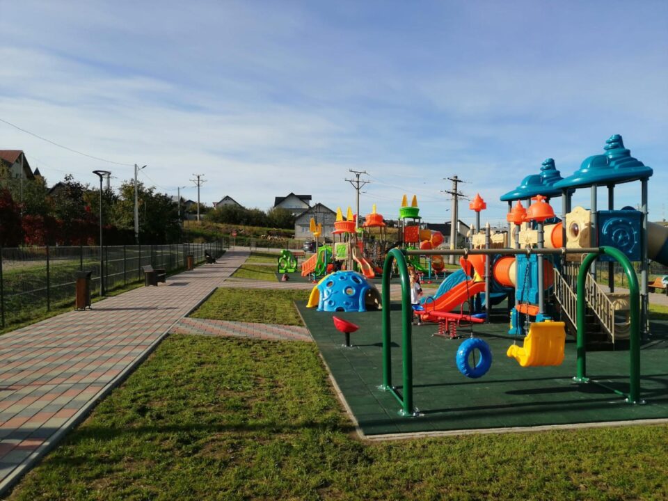 Parc de joacă modern, dat în funcțiune la Moara