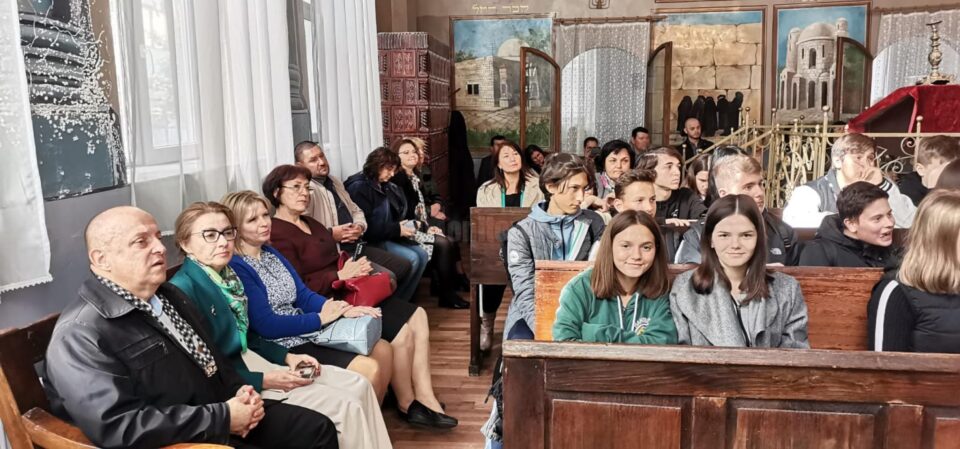 Comemorarea Holocaustului printr-o lectie de istorie la sinagogă