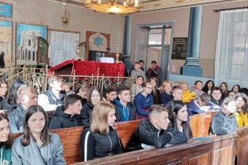 Comemorarea Holocaustului printr-o lectie de istorie la sinagogă