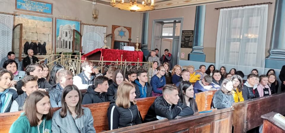 Comemorarea Holocaustului printr-o lectie de istorie la sinagogă