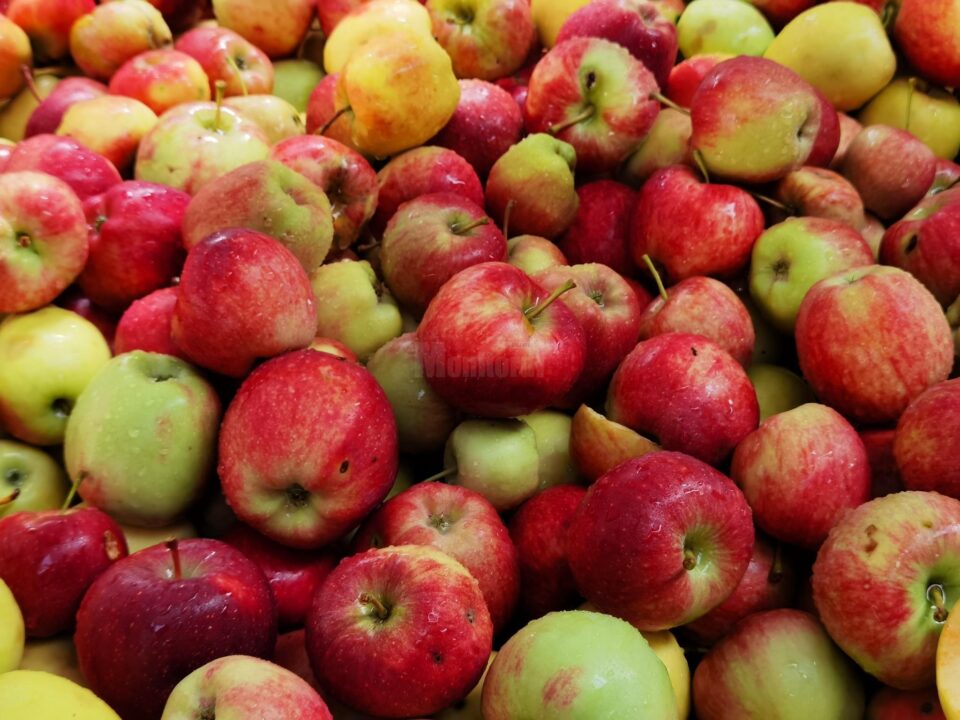 Sucurile naturale se obțin din fructele care se găsesc din belșug în această perioadă a anului – în special mere și pere, la care se pot adăuga morcovi, sfeclă, ori alte legume 4