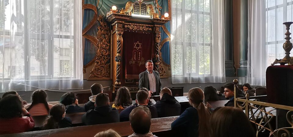 Comemorare a victimelor Holocaustului, printr-o lecție de istorie la Sinagoga Gah din Suceava Comemorare a victimelor Holocaustului, printr-o lecție de istorie la Sinagoga Gah din Suceava