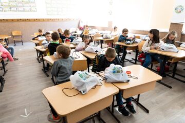 Peste 500 de pachete cu rechizite școlare au fost trimise către 5 școli din Ucraina, din zona transfrontalieră