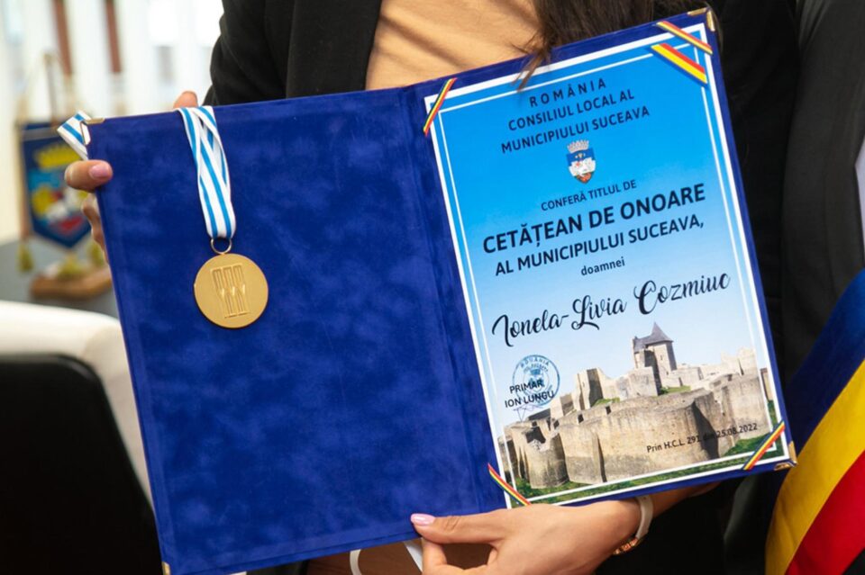 Ionelei Cozmiuc i-a fost înmânat și titlul de „Cetățean de Onoare” al municipiului reședință de județ