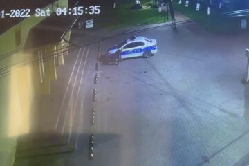 A furat capacele de la roțile mașinii de poliție