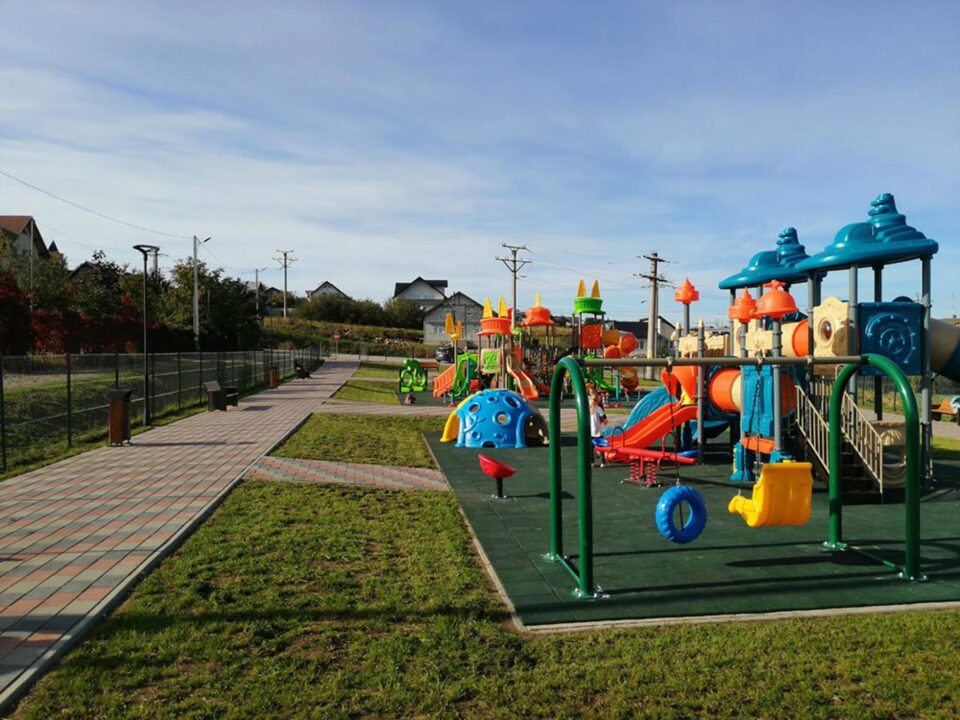 Parc de joacă modern, dat în funcțiune la Moara