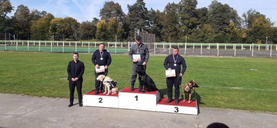Câinii de pe podium împreună cu instructorii