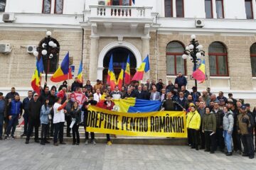 Peste 100 de membri și simpatizanți AUR au participat la Suceava la protestul „România iese în stradă”