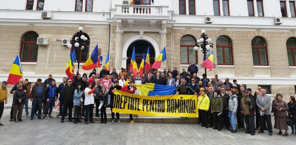 Peste 100 de membri și simpatizanți AUR au participat la Suceava la protestul „România iese în stradă” Peste 100 de membri și simpatizanți AUR au participat la Suceava la protestul „România iese în stradă”
