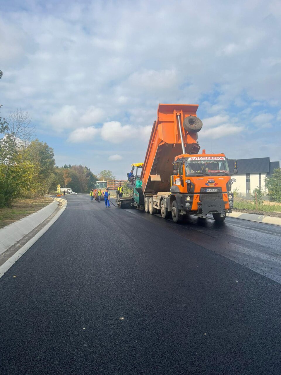 Imagini de pe șantierul DN 29D, unde lucrează Autototehnorom