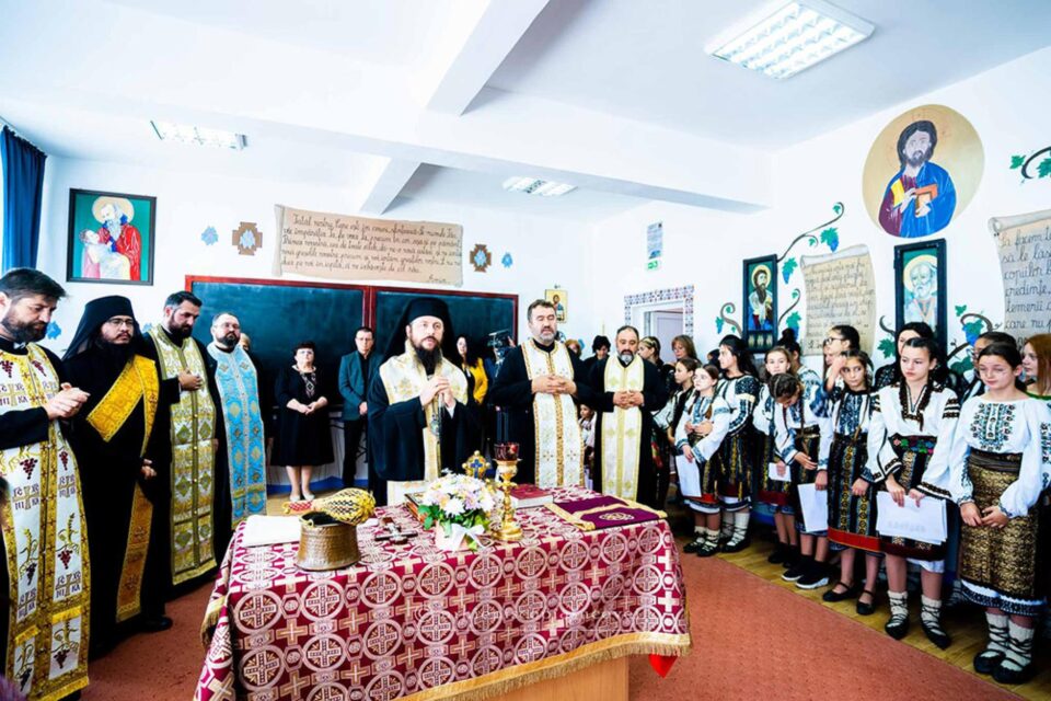 Sfințirea Centrului cultural-catehetic școlar „Sfântul Stelian” Berchișești, în Arhiepiscopia Sucevei și Rădăuților Sfințirea Centrului cultural-catehetic școlar „Sfântul Stelian” Berchișești, în Arhiepiscopia Sucevei și Rădăuților