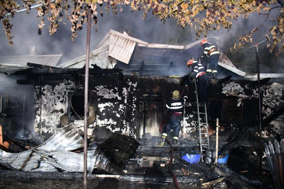 Casă și anexe distruse de un incendiu devastator, sâmbătă noapte
