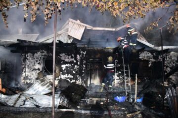 Casă și anexe distruse de un incendiu devastator, sâmbătă noapte