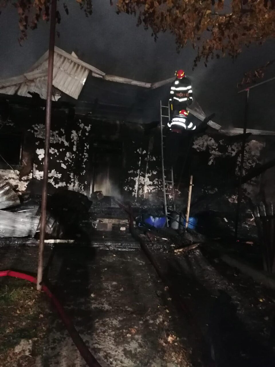 Casă și anexe distruse de un incendiu devastator, sâmbătă noapte