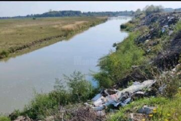 De la Ulma până la Liteni, gunoaiele împânzesc malurile și albia râului Suceava. Foto FB Garda de Mediu Suceava