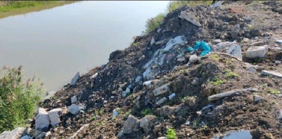 De la Ulma până la Liteni, gunoaiele împânzesc malurile și albia râului Suceava. Foto FB Garda de Mediu Suceava