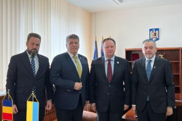 Deputatul Ioan Balan (dreapta) a discutat cu ambasadorul Ucrainei despre sprijinul acordat de România acestei țări