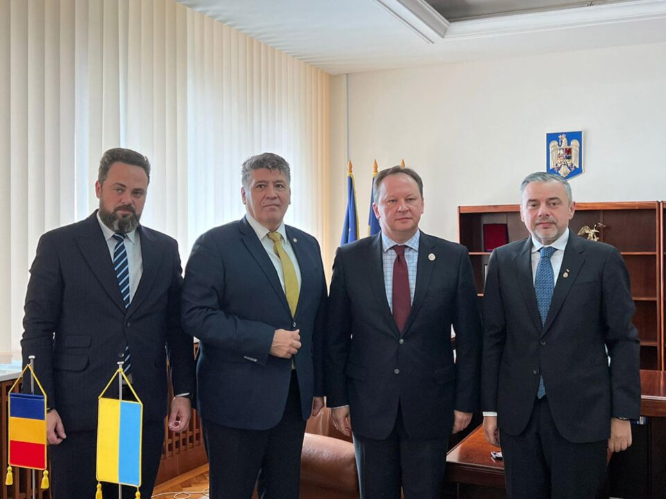 Deputatul Ioan Balan (dreapta) a discutat cu ambasadorul Ucrainei despre sprijinul acordat de România acestei țări Deputatul Ioan Balan (dreapta) a discutat cu ambasadorul Ucrainei despre sprijinul acordat de România acestei țări