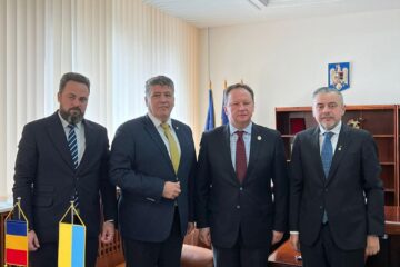 Deputatul Ioan Balan (dreapta) a discutat cu ambasadorul Ucrainei despre sprijinul acordat de România acestei țări
