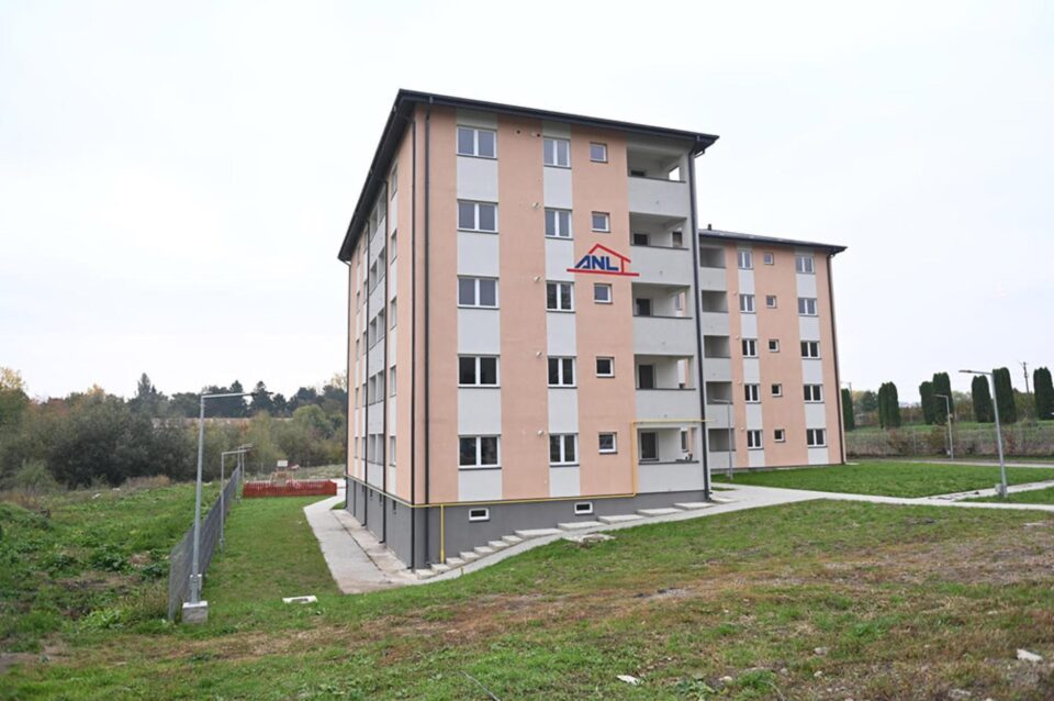 Blocul pentru medici din curtea Spitalului de Urgență Suceava