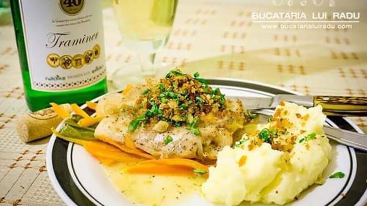 File de Șalău cu sos de vin alb și cartofi natur