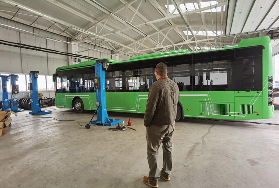 Noul director al TPL Suceava, Gabriel Petruc, la autobaza diviziei electrice de transport