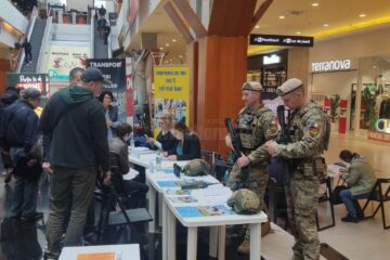 Cei doi militari de la UM Bacau care nu aveau cum sa nu atraga atentia