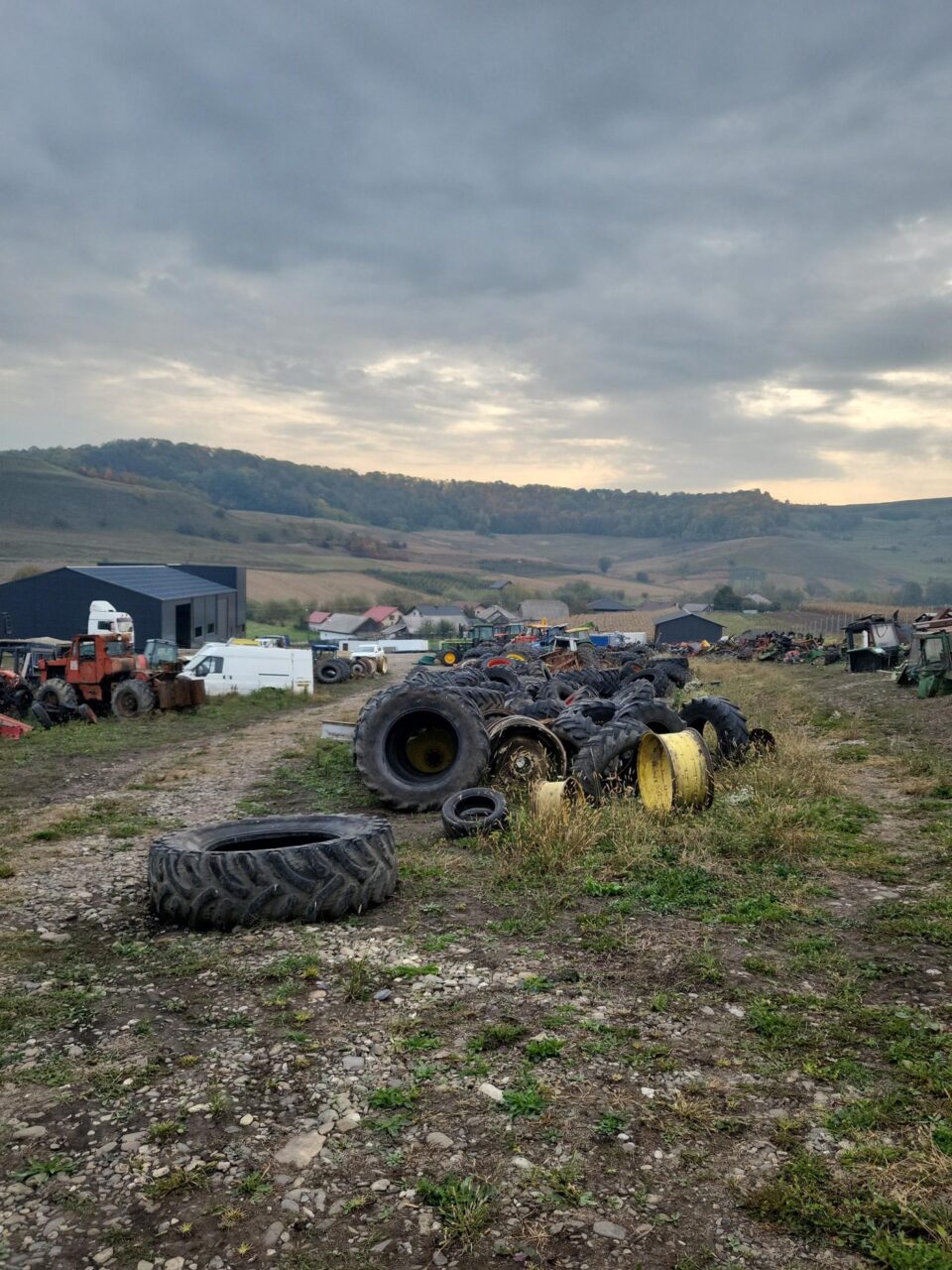 Peste 100 de tone de deșeuri feroase și anvelope uzate au fost identificate de Garda de Mediu