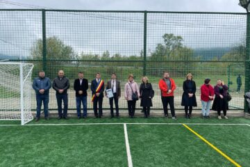Primarul Marinel Bălan a fost prezent la inaugurarea terenului de sport de la școala din Frasin