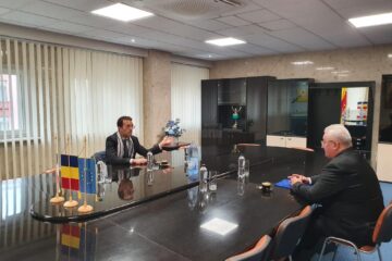 Directorul general al Institutului Francez în România, Julien Chiappone-Luchessi, la discuții cu primarul Sucevei, Ion Lungu